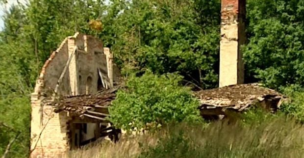 Ось кілька варіантів унікальних назв (тайтлів) довжиною до 160 символів, які передають суть вашої історії:

Польське село-привид: Від 300 жителів до повного запустіння. Розкриваємо причини зникнення.
300 душ зникли: Чому спорожніло польське село? Розслідування минулого.
Секрет порожнього села: Як 300 мешканців покинули рідний дім у Польщі.
Зникле село: Історія польського поселення, де колись було 300 людей, а тепер – тиша.
Пусте тіло історії: Чому польське село, де жили 300 осіб, стало безлюдним?
